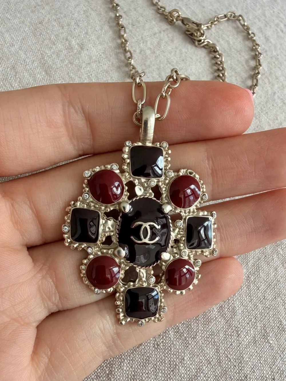 🍷CHANEL Gold-Tone Pendant Necklace with Black & Deep Red Enamels✨